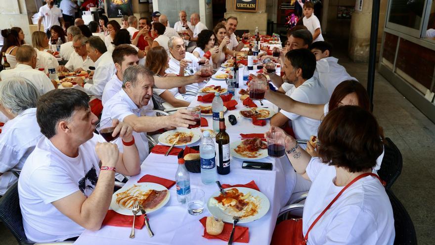 Almuerzos del 6 de julio: ¿qué pasa cuando dejan a 22 personas sin la reserva que habían hecho?