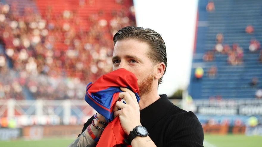 El emotivo homenaje de San Lorenzo a Iker Muniain en su regreso al "Nuevo Gasómetro"