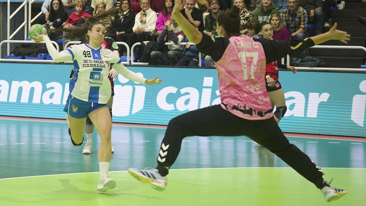 La extremo de Orio Laida Urbitarte busca el gol ante el Morvedre. La extremo de Orio Laida Urbitarte busca el gol ante el Morvedre.