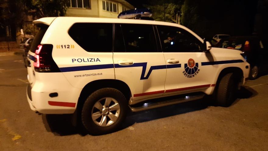 Roban el bolso a una mujer y se encaran con quien sale en su ayuda