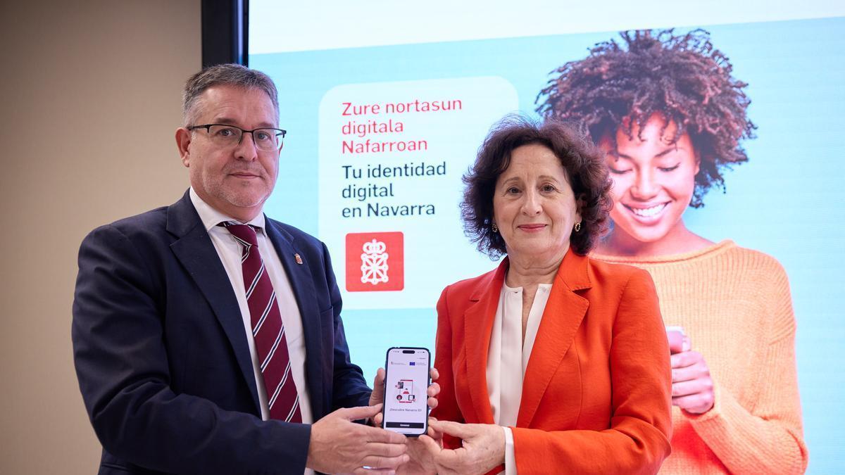 El consejero de Universidad, Innovación y Transformación Digital, Juan Luis García y la consejera de Derechos Sociales, Economía Social y Empleo, Carmen Maeztu