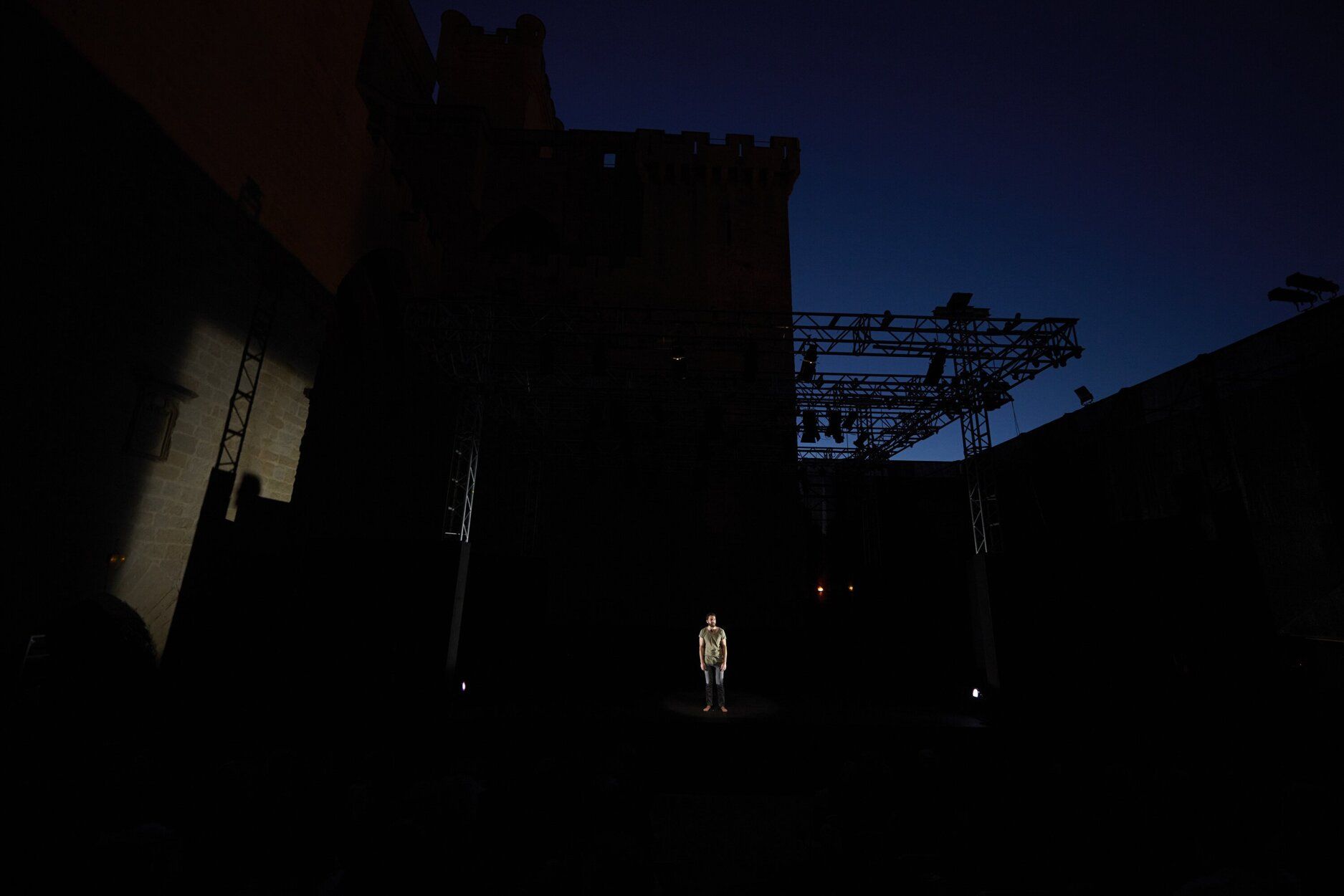 Imágenes de la obra 'En mitad de tanto fuego' en el Festival de Teatro de Olite