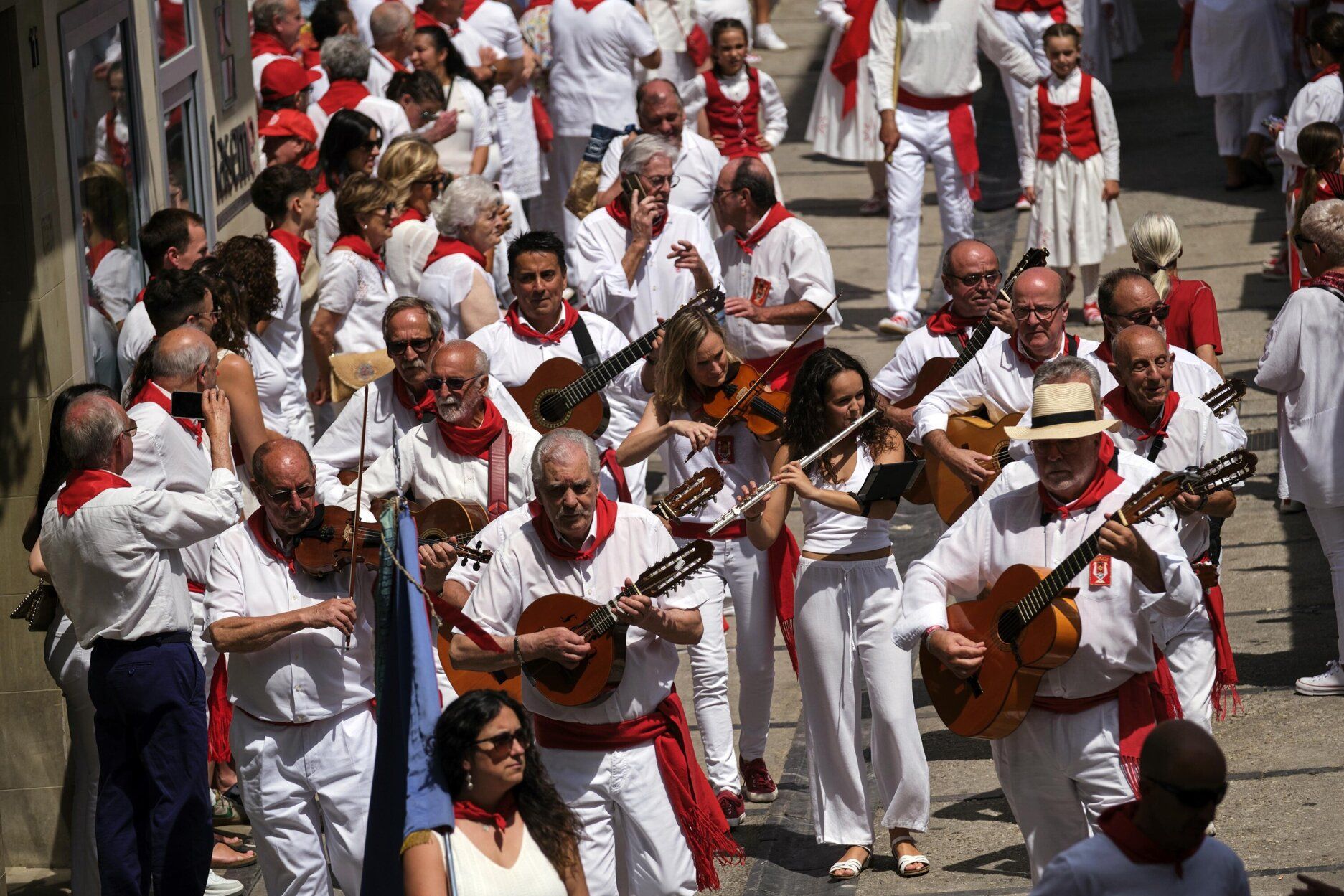 Fotos de la procesión y la pañuelada de este domingo en fiestas de Estella-Lizarra