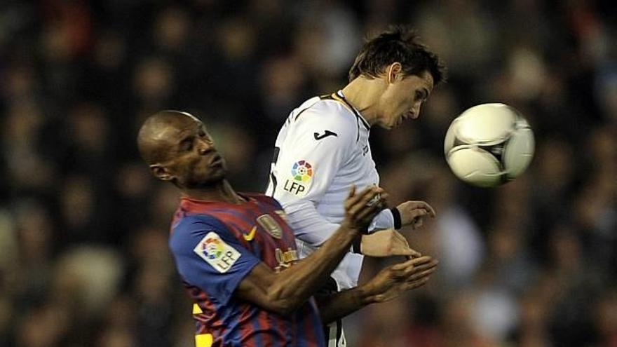 El Barça cobra ventaja tras un duelo igualado