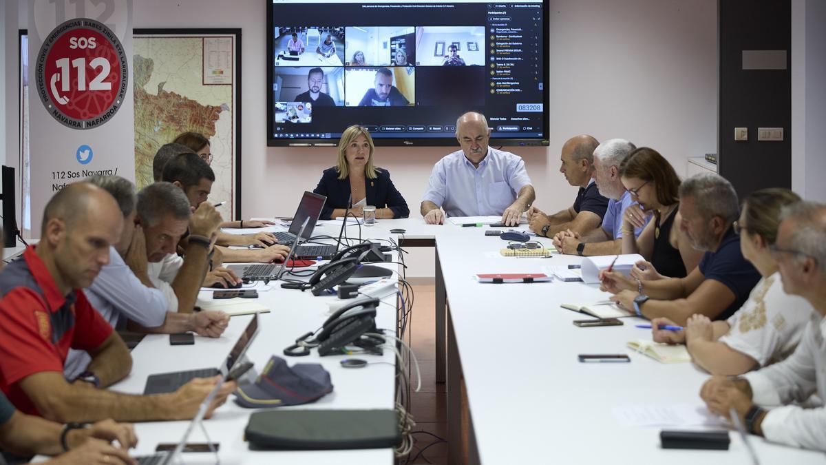 La consejera López y el consejero Aierdi, durante la reunión del Comité Asesor de Emergencias.