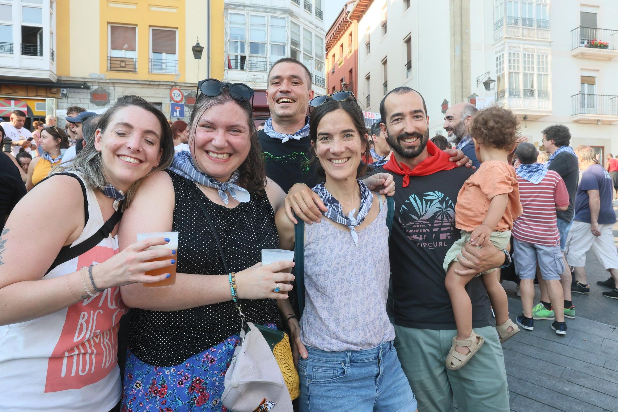 En imágenes: Vitoria sale a la calle a celebrar La Blanca tras el txupinazo
