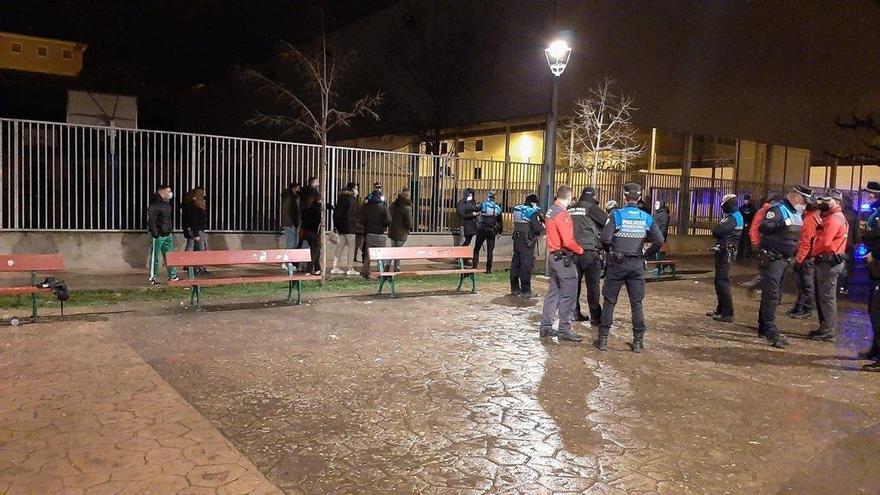 Municipales dispersan a los jóvenes en un botellón en febrero en Pamplona