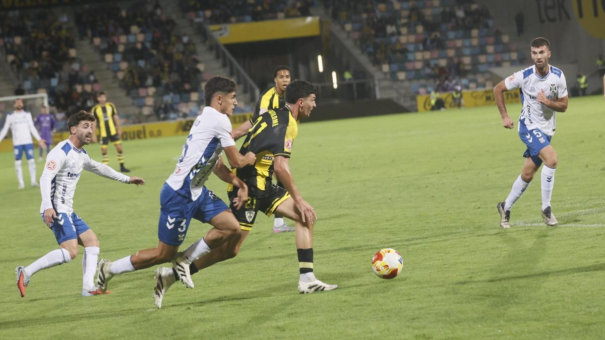 Víctor San Bartolomé, autor de los dos goles del Barakaldo, en una acción ante el Tenerife. Víctor San Bartolomé, autor de los dos goles del Barakaldo, en una acción ante el Tenerife.