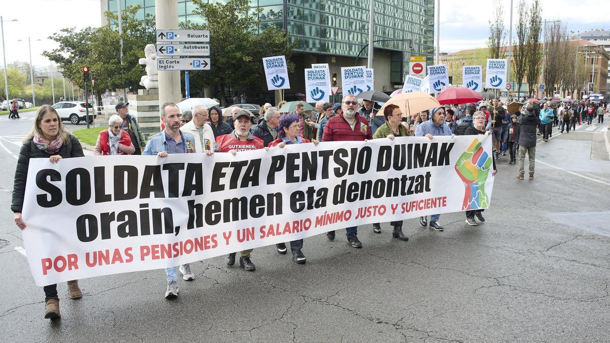 Manifestación convocada por el Movimiento de Pensionistas de Euskal Herria para reclamar salarios y pensiones dignas.
