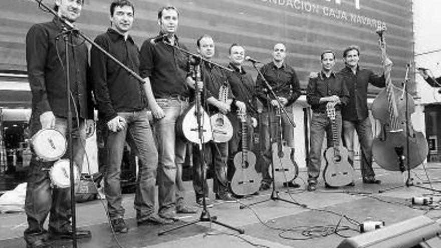 Parte de los músicos que integran el grupo navarro Sacalfi.