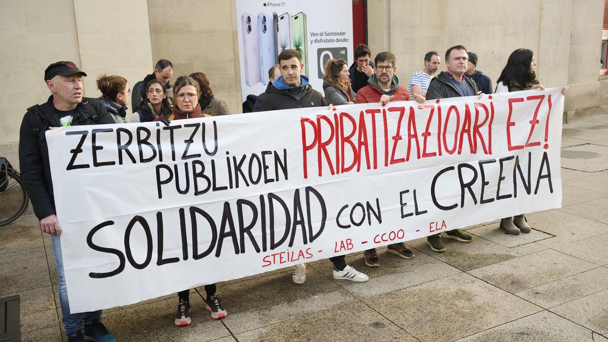 Concentración para defender el &quot;carácter público&quot; del CREENA.