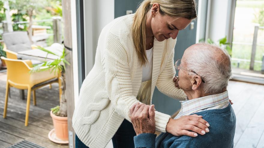 Cinfa visibiliza y apoya a las personas cuidadoras de familiares mayores