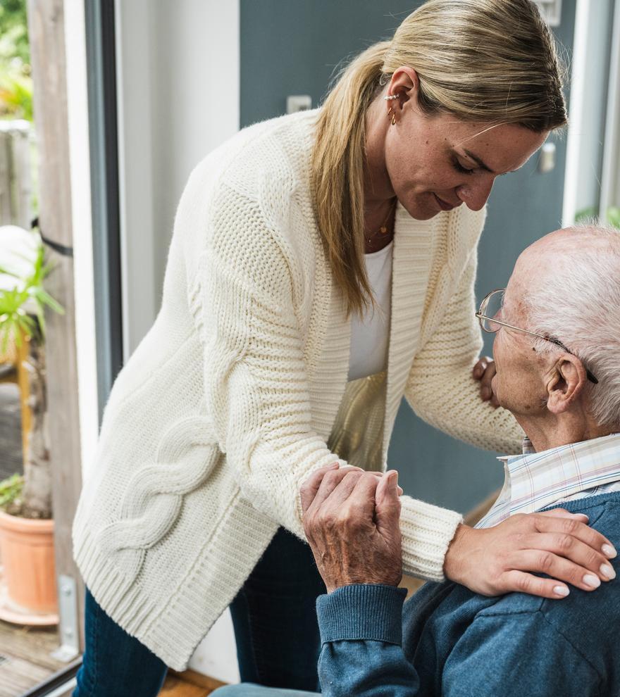 Cinfa visibiliza y apoya a las personas cuidadoras de familiares mayores
