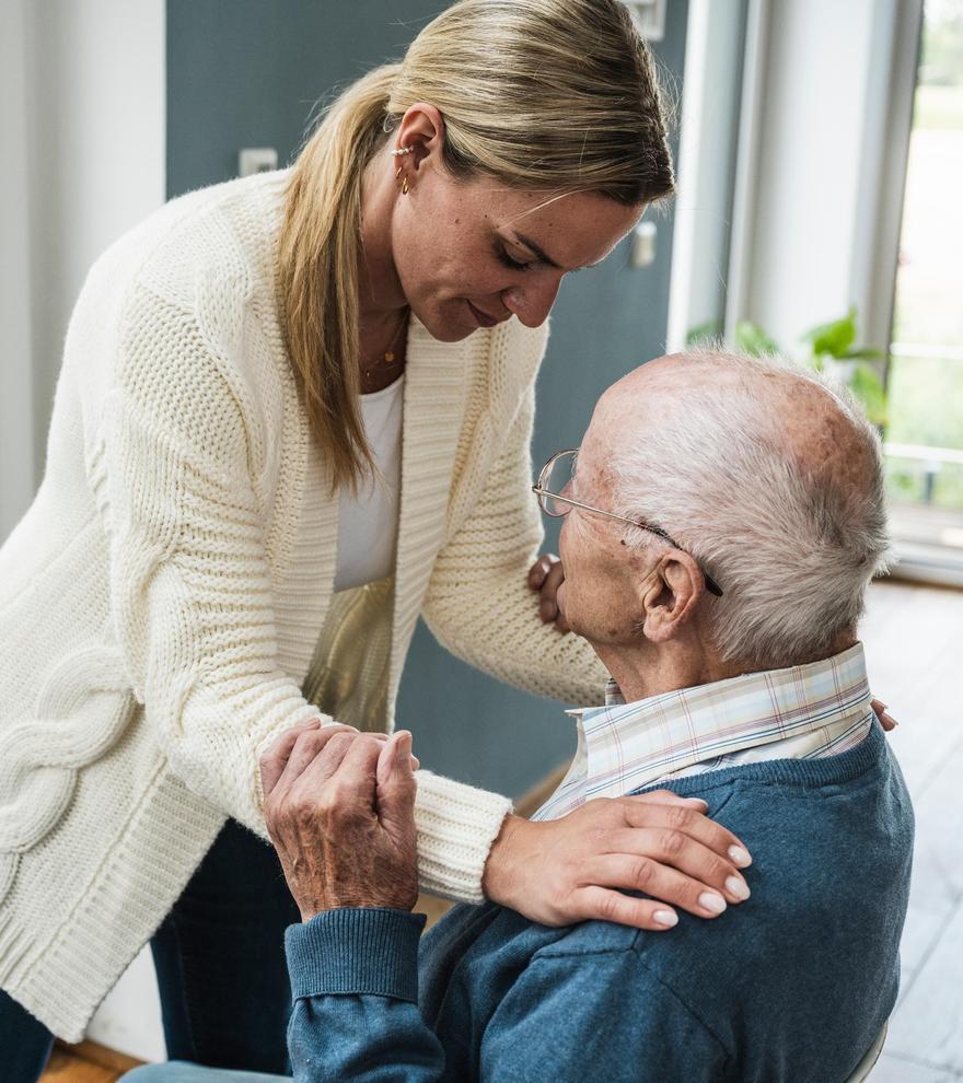 En el 55% de los casos, la persona cuidadora principal en Navarra es mujer.