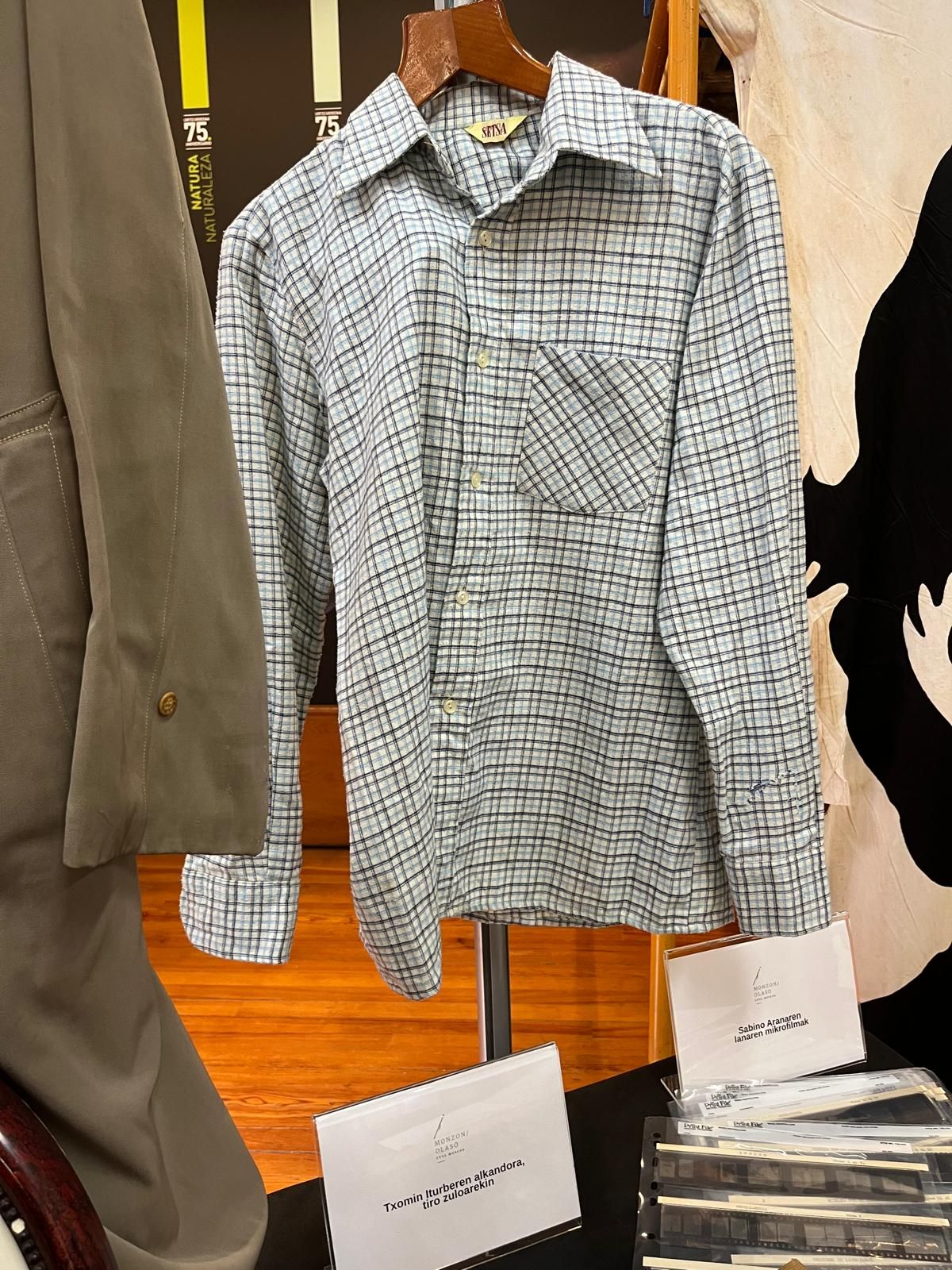 Txomin Iturbek tirokatu zuten egunean zeraman alkandora zulatuta.