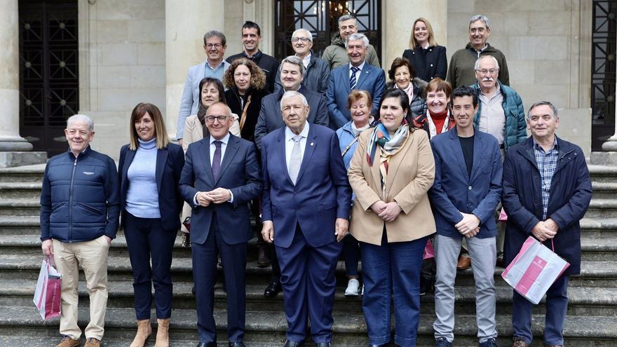 Los pasteleros de Álava entregan su tradicional tarta de San Prudencio