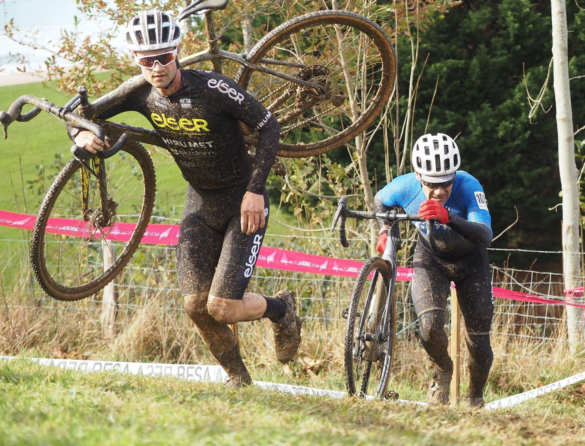 El barro se sumó al espectáculo de ciclocross en Elgoibar