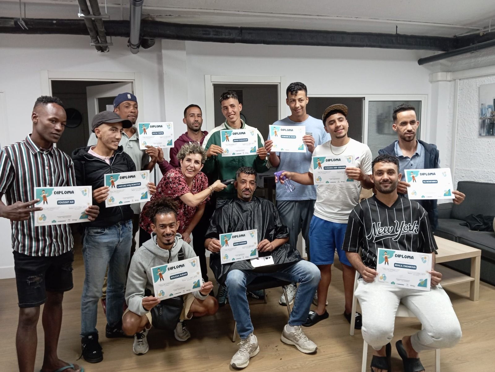 El ‘diploma’ para los chicos de Pertsonalde tras el taller de corte de pelo, impartido por Esti Zabala, de EstiMua