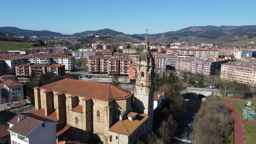 Ainhoa Salterain alkatea herritar talde batekin elkartu da herriari buruz hausnartzeko