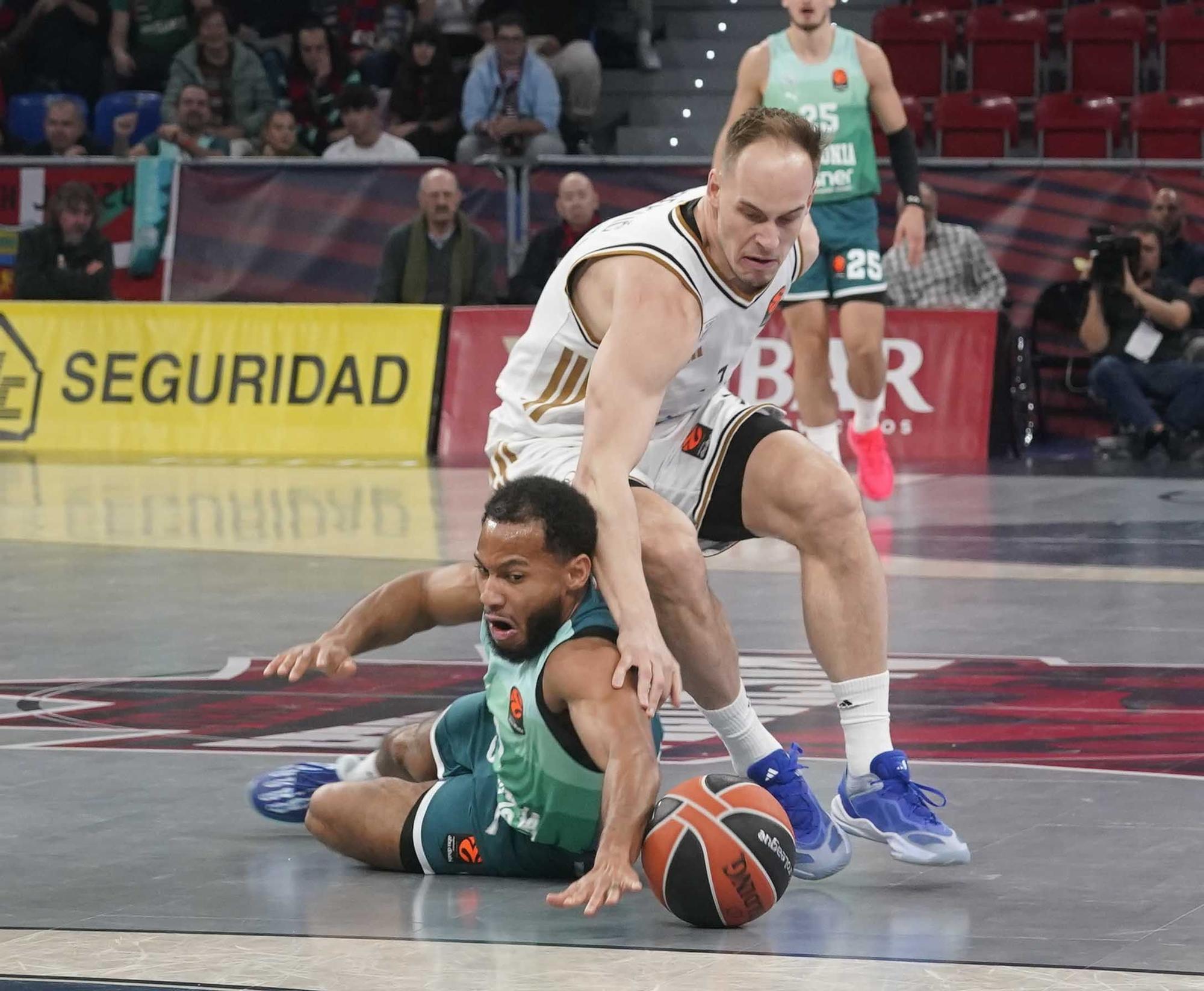 Todas las imágenes del Baskonia - Dubái (92-85)