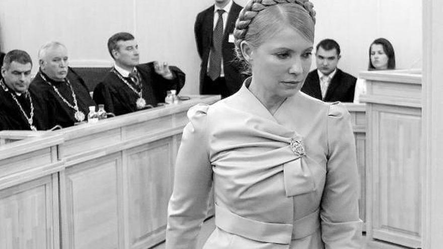 La jefa de Gobierno, Yulia Timoshenko, abandona la sala sin escuchar la resolución del Tribunal.