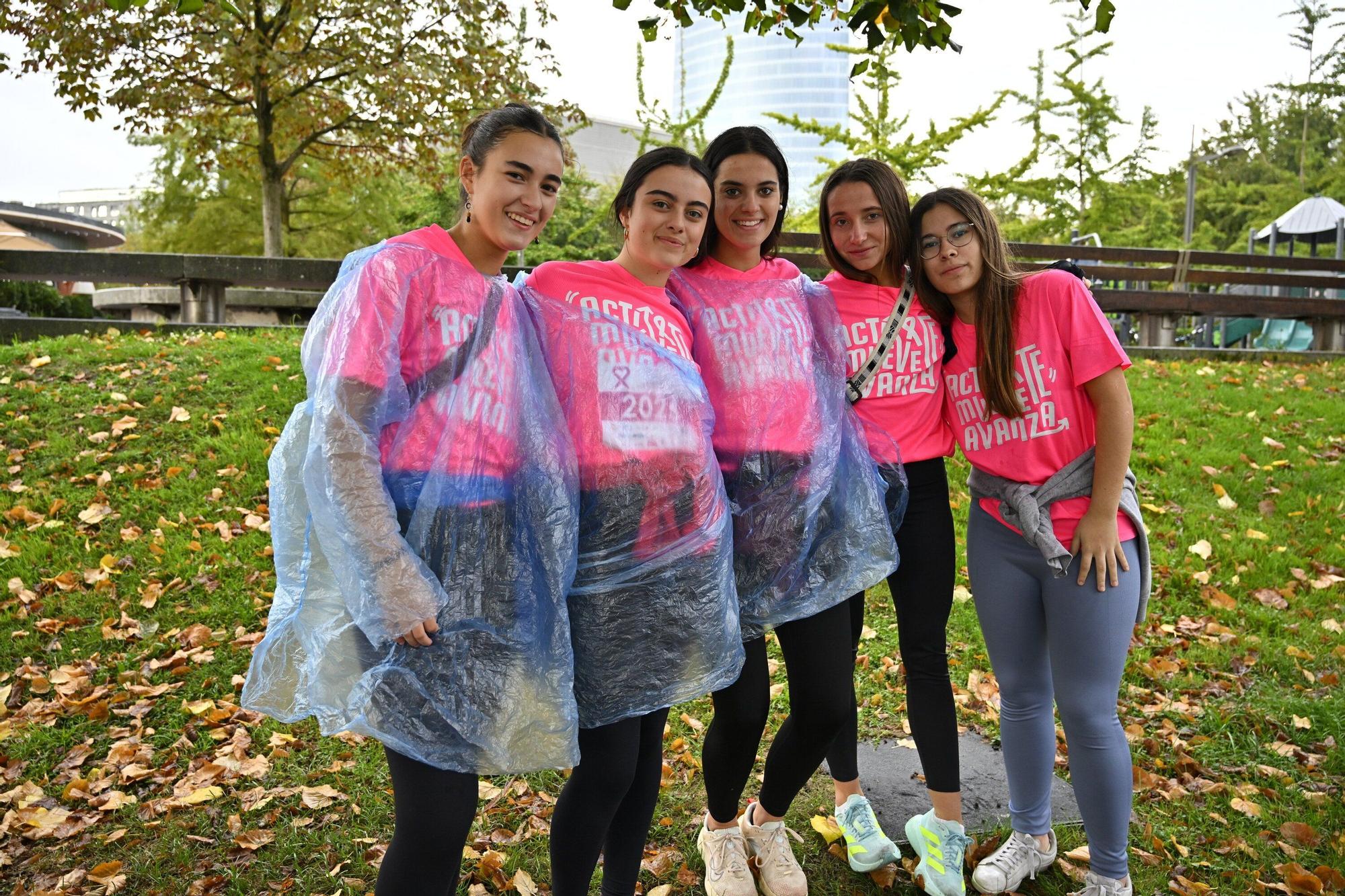 En imágenes: los paraguas tiñen la marea rosa de Bilbao