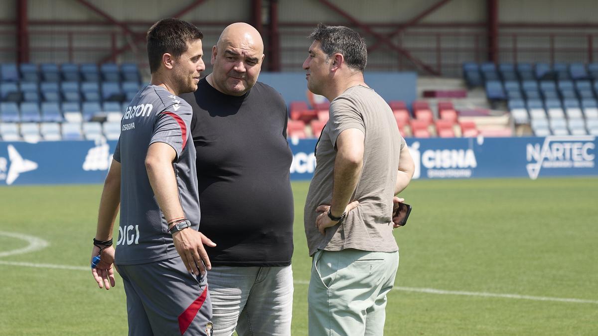 Charla entre Alessio Lisci, Cata y Braulio Vázquez en Tajonar a la conclusión del entrenamiento que completó Osasuna el pasado jueves.