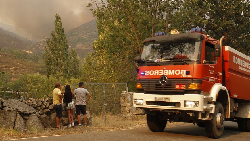 Eibar: Desalojan varios caseríos por el incendio declarado en una zona de pinares