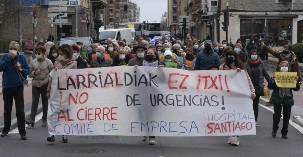 Vitoria protesta por el cierre de las Urgencias de