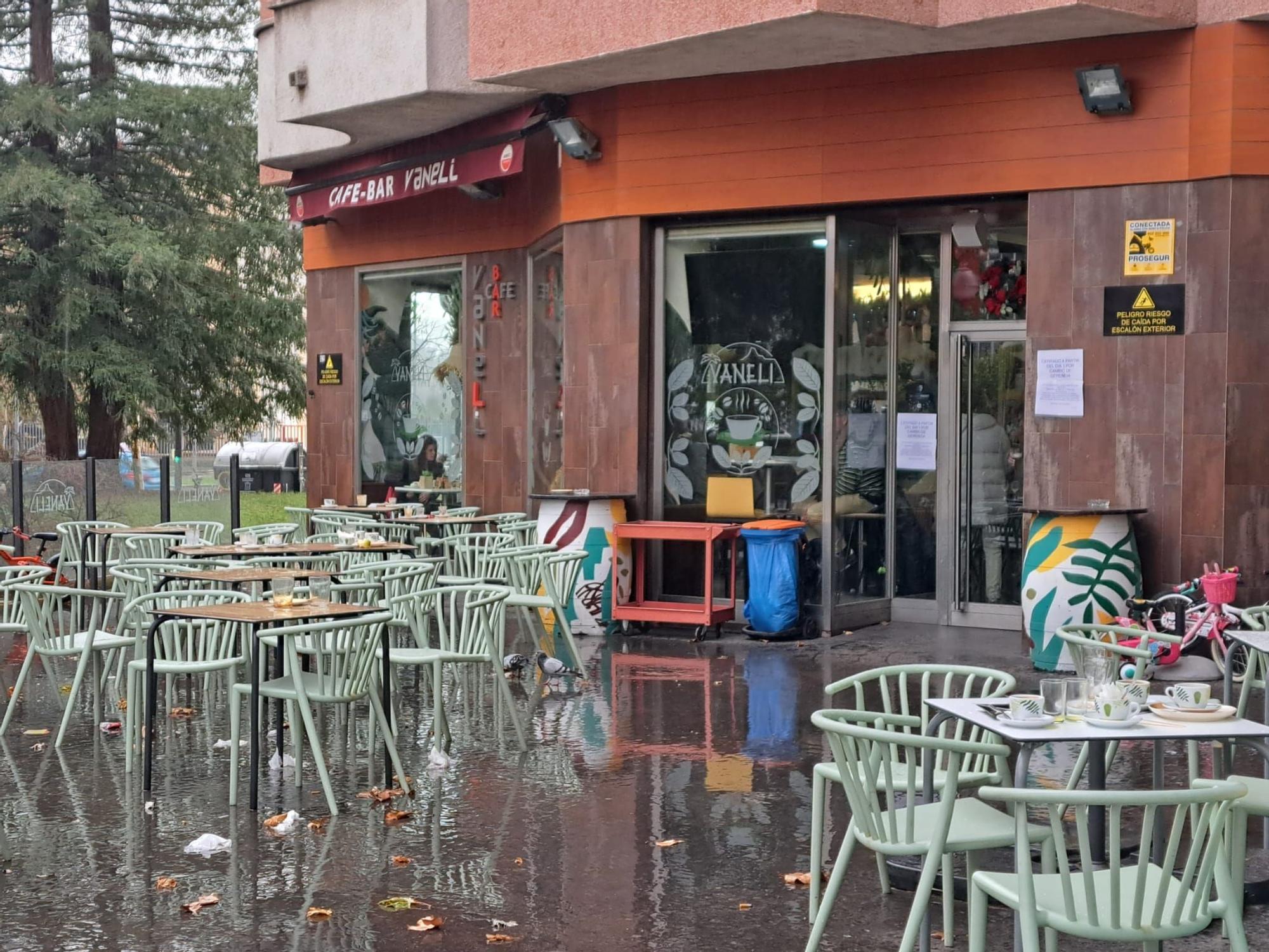 En imágenes: la emotiva despedida de un histórico bar de Vitoria tras 17 años