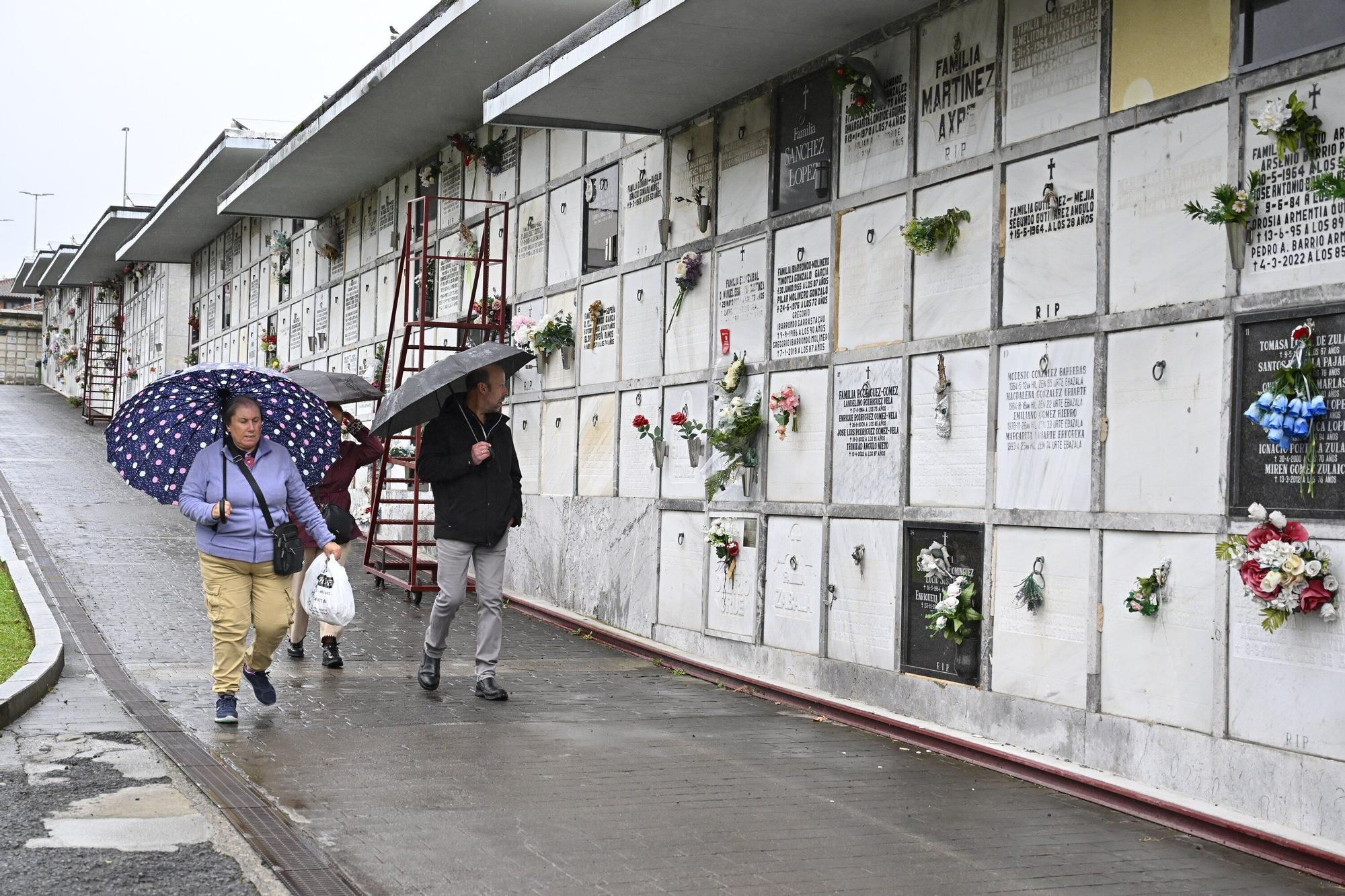 En imágenes: así se vive el día de Todos los Santos en el cementerio de Bilbao