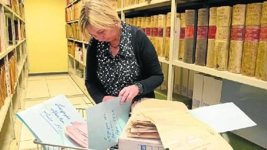 Sonia Garbisu, secretaria judicial, muestra algunos legajos de aborto, que estas semanas están solicitando numerosas personas con sospechas sobre bebés robados.