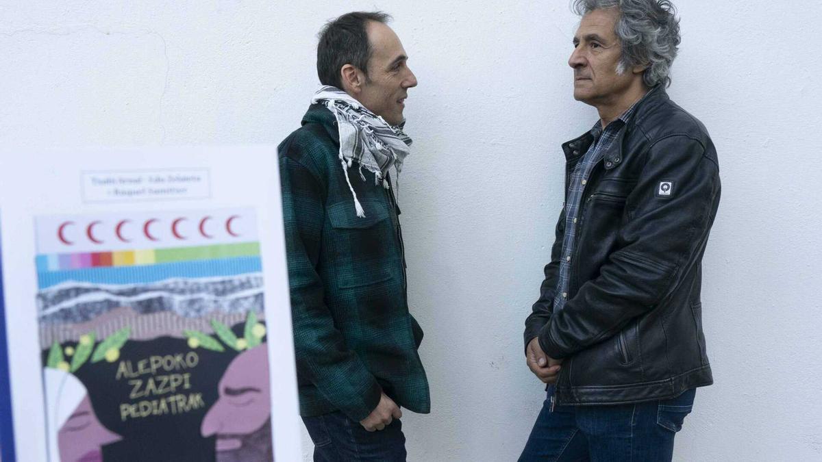 Edu Zelaieta y Txabi Arnal, con un ejemplar de su nueva obra conjunta.