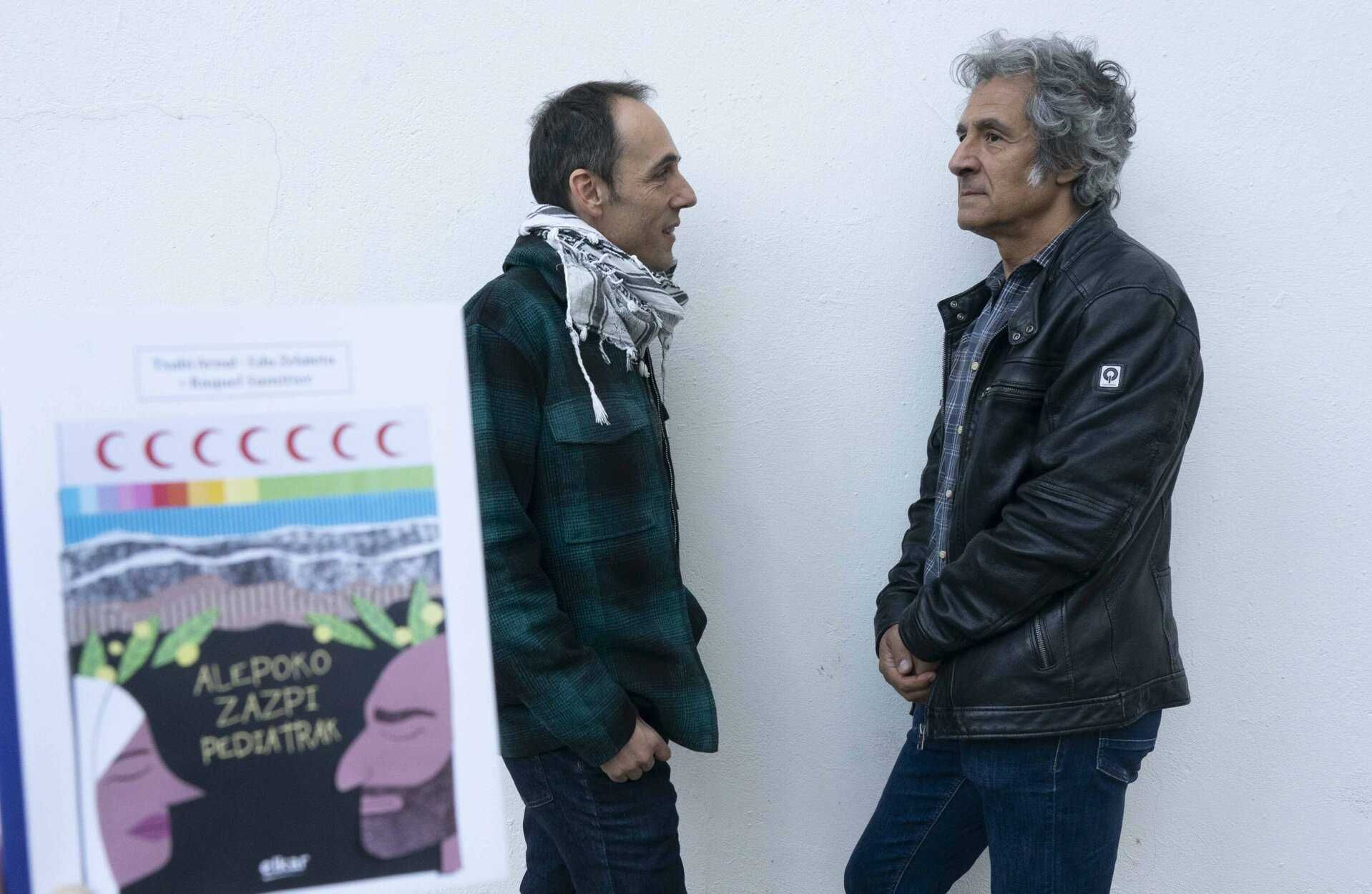 Edu Zelaieta y Txabi Arnal, con un ejemplar de su nueva obra conjunta.