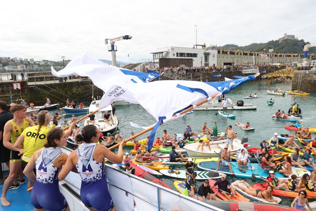 Donostia Arraun Lagunak y Orio celebran el triunfo en la Bandera de la Concha