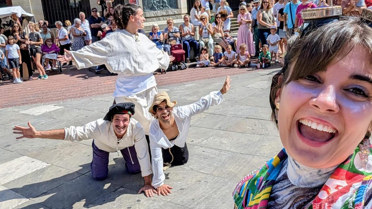 Detrás, Nuria Merencio, David Almazán y David Bernabé y, delante. Rakel Cuartero, en la plaza San Francisco.