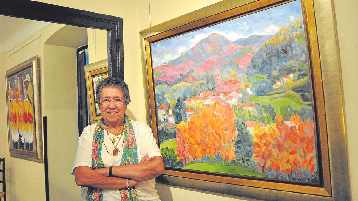 Ana Mari Marín, en su casa junto a varios cuadros de la exposición de verano de hace varios años.