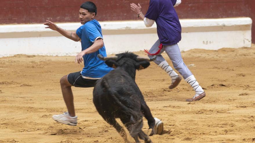 En imágenes: Revolcones, quiebros y saltos en las vaquillas (6 de agosto)