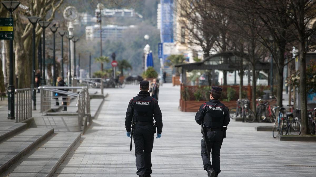 Dos agentes de la Ertzaintza patrullan por el Boulevard donostiarra.
