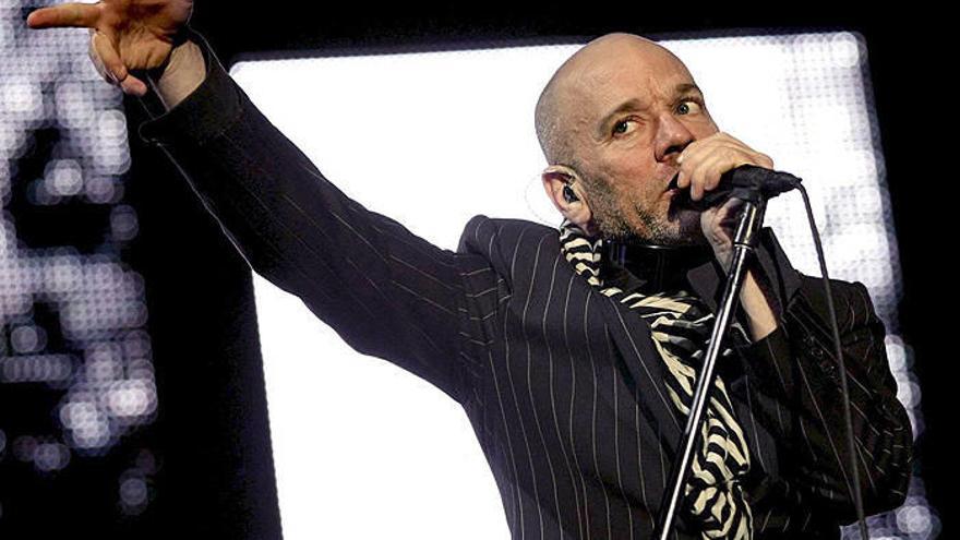 Stipe, durante la actuación de REM en la segunda jornada del Bilbao BBK Live Festival.