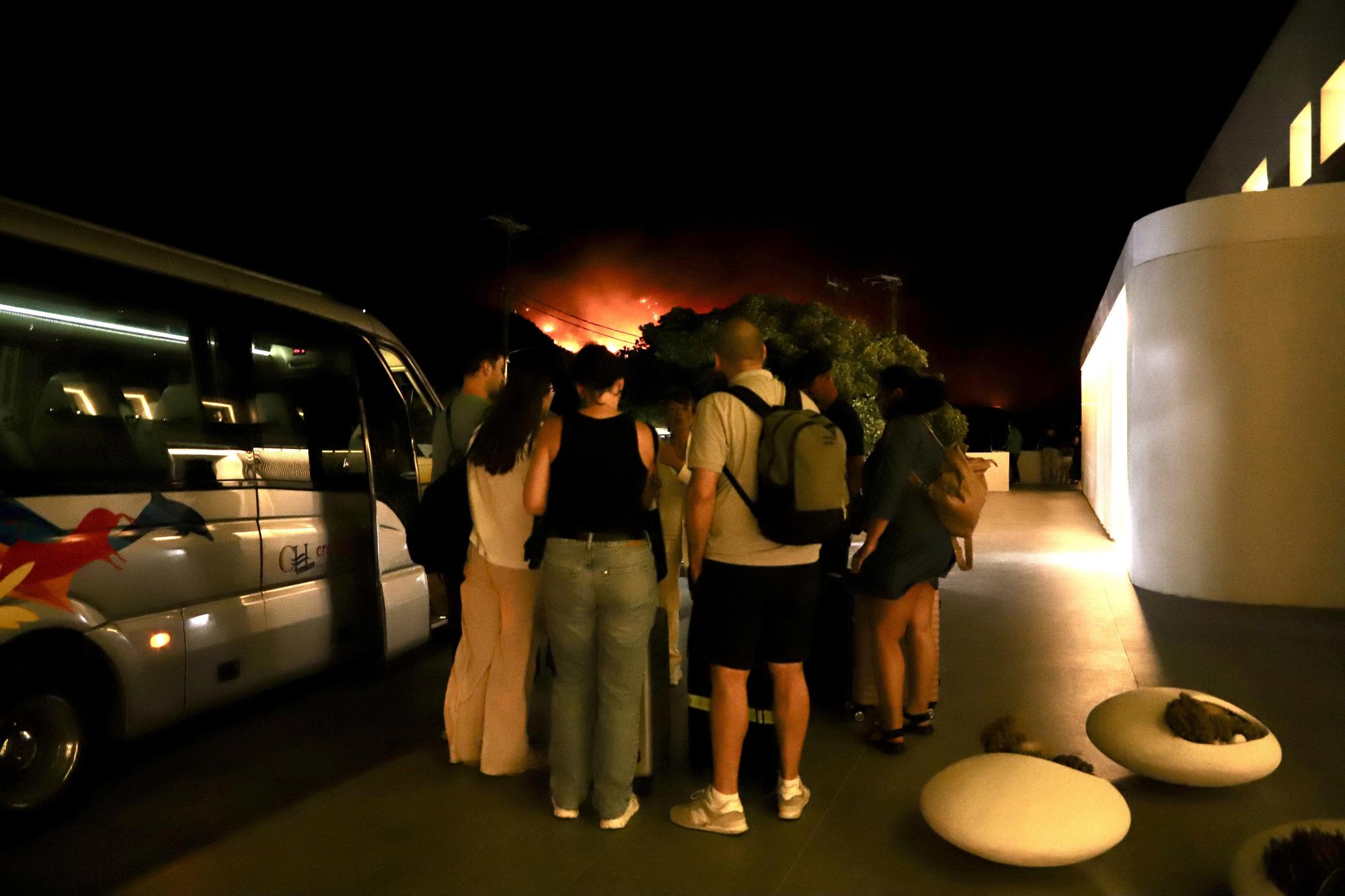 Un incendio en la isla griega de Creta obliga a evacuar a 5.000 personas, en su mayoría turistas