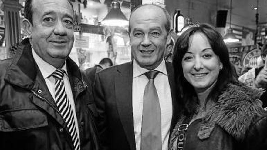 Joseba Ruiz de Loizaga, Ricardo Barkala y María Loizaga disfrutaron del homenaje a Virginia Berasategui.