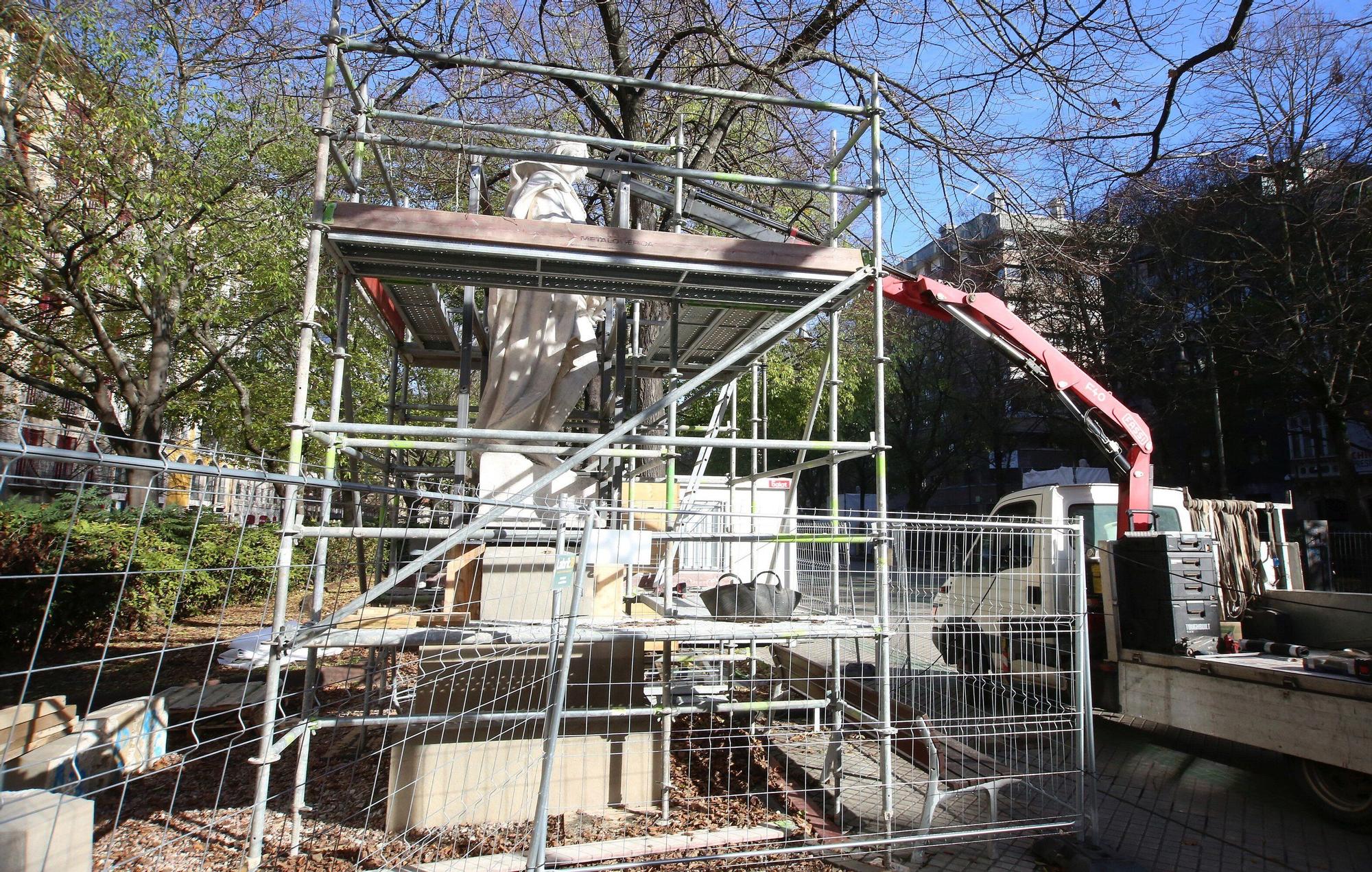 Preparativos para el traslado de las estatuas del Paseo Sarasate