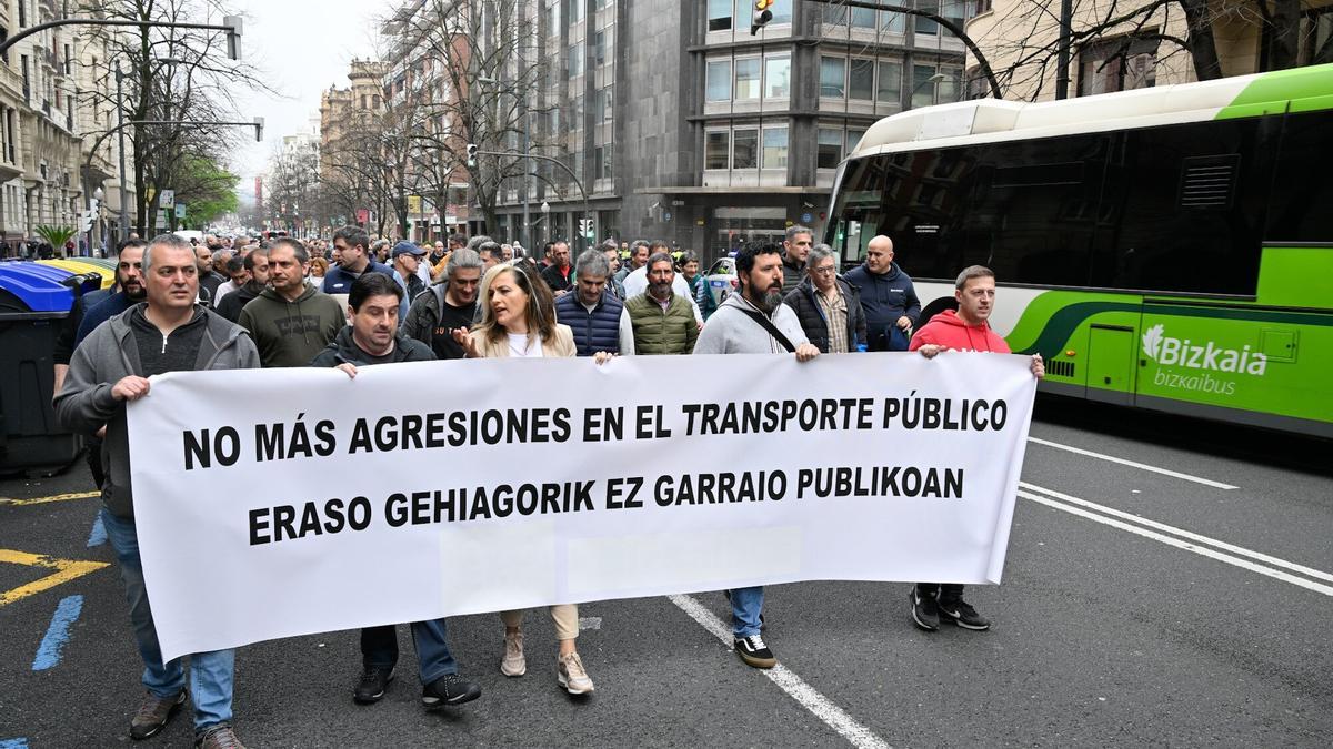 Trabajadores de Bizkaibus y EuskoTren se manifiestan en Bilbao en una jornada de huelga para denunciar el aumento de las agresiones físicas y verbales