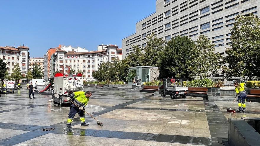 Comienzan en Vitoria las limpiezas especiales en las calles y espacios de mayor afluencia durante las fiestas de La Blanca