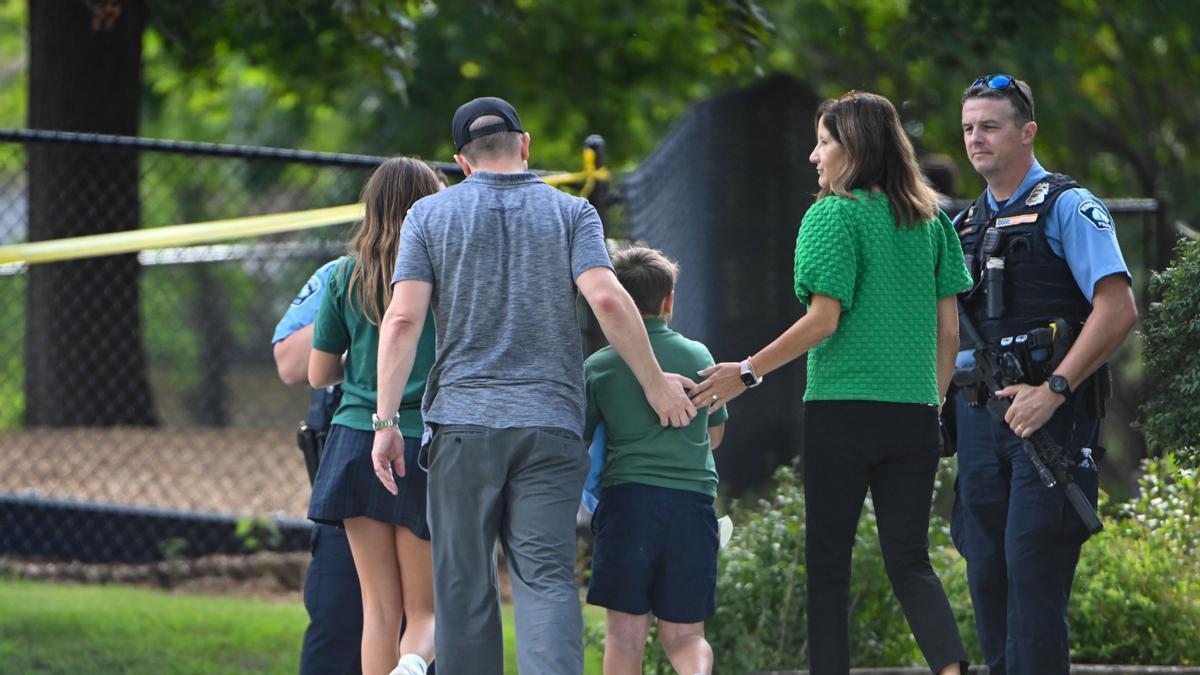 Una familia abandona la escuela de Minneapolis tras el tiroteo.