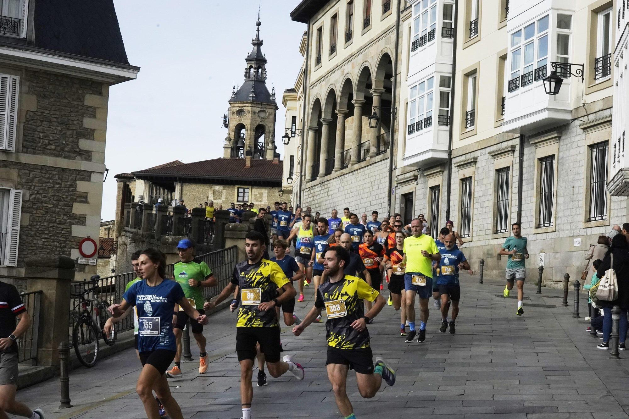 En imágenes: Miles de personas conquistan la Almendra de Gasteiz