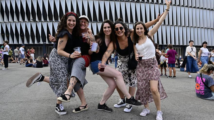 El ambiente festivo de la calle corona a Zetak en su segundo concierto en San Mamés