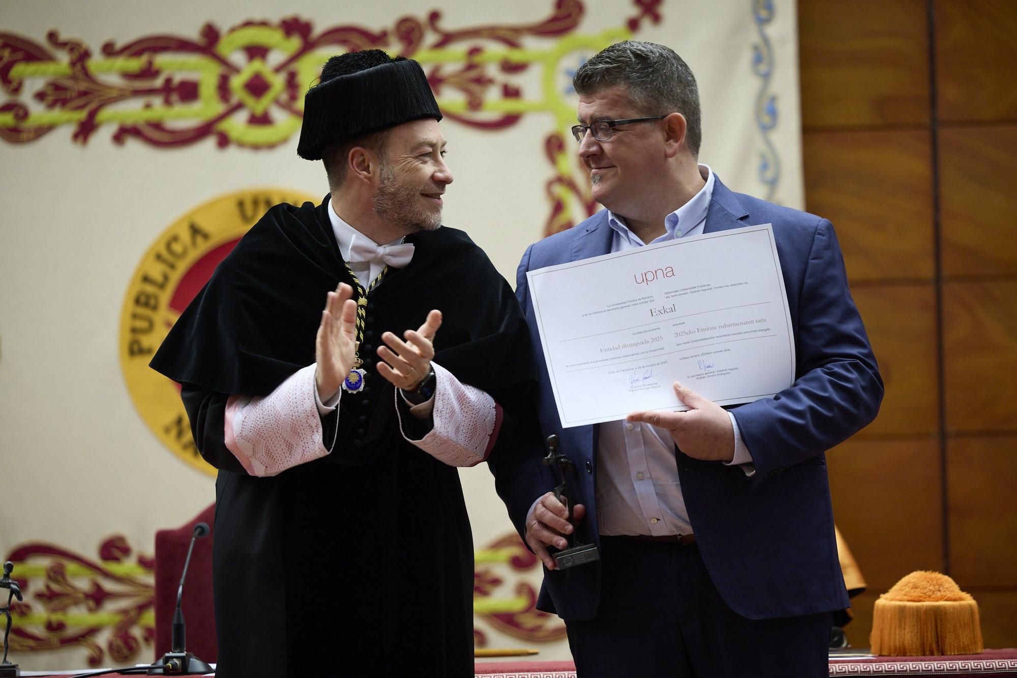Fotos del homenaje de la UPNA a las personas que llevan 25 años trabajando en la Universidad
