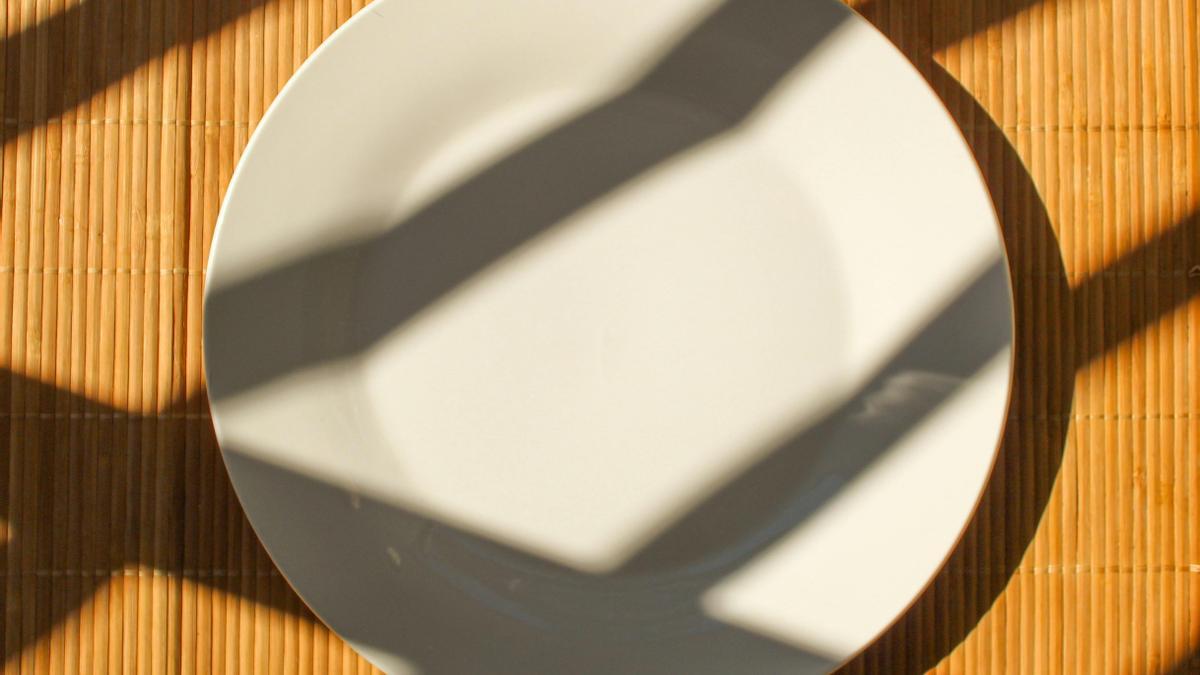 Un plato puesto en una mesa.
